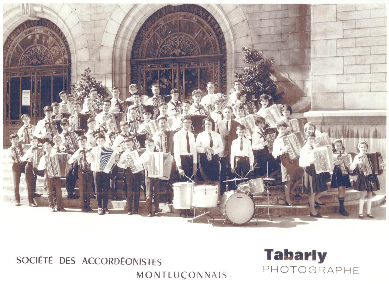 Photo de l'orchestre sur les marches de la Mairie de Montluçon